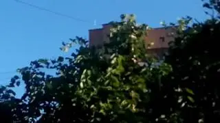 СУЩЕСТВА СНЯТЫЕ НА ВИДЕО! ПРИЗРАК НА НА КРЫШЕ ДОМА!