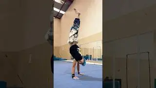 Lo más fácil de aprender 🔥👌😅🤩 Back Roll to Push Up #tutorial  #acrobatics #stunt #olympics