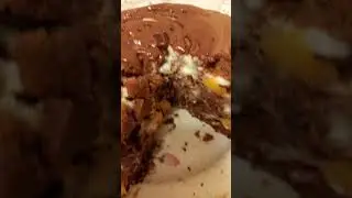 Торт шоколадный с персиками 