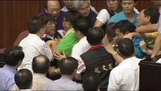 Taiwan: Lawmakers brawl in parliament