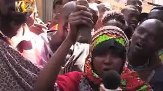 ساحر نيجيري زوجته خانته قام عمل لهم السحر الاسود ولصقهم مع بعض !!!