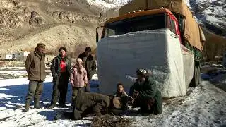 En Afghanistan, son camion l'emmène partout pour faire du commerce