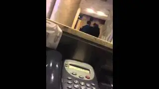 Бауыржан Ибрагимов арақ ішіп қонақ үй қызметкеріне боқтап жатыр